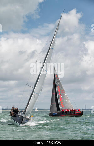 Due imbarcazioni olandesi competere nel Solent durante la Cowes Week regata in Inghilterra del sud. Numero vela NED6567 e NED8436 Foto Stock