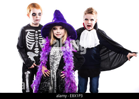 Tre graziosi bambino vestito di Halloween costumi: strega, scheletro, Vampire Foto Stock