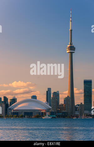 Famoso Skyline di Toronto con la CN Tower e il Rogers Centre presi da Toronto Islands. Foto Stock