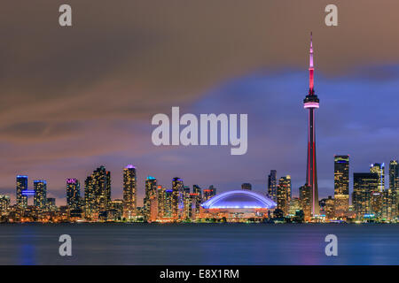 Famoso Skyline di Toronto con la CN Tower e il Rogers Centre dopo il tramonto preso da Toronto Islands. Foto Stock