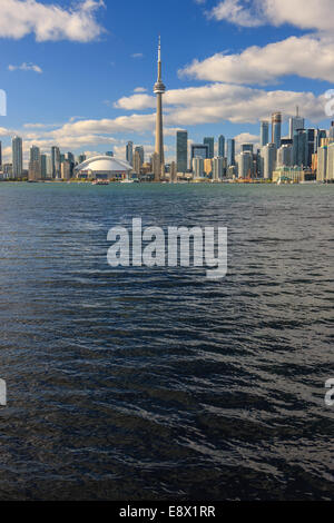 Famoso Skyline di Toronto con la CN Tower e il Rogers Centre presi da Toronto Islands. Foto Stock