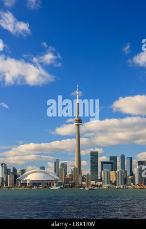 Famoso Skyline di Toronto con la CN Tower e il Rogers Centre presi da Toronto Islands. Foto Stock