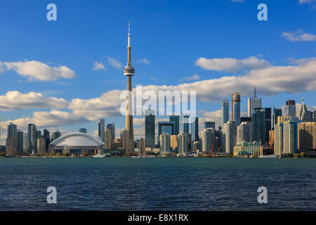 Famoso Skyline di Toronto con la CN Tower e il Rogers Centre presi da Toronto Islands. Foto Stock