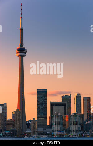 Famoso Skyline di Toronto con la CN Tower e il Rogers Centre al tramonto preso da Toronto Islands. Foto Stock
