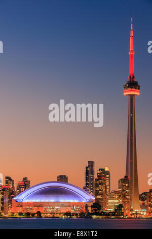 Famoso Skyline di Toronto con la CN Tower e il Rogers Centre dopo il tramonto preso da Toronto Islands. Foto Stock