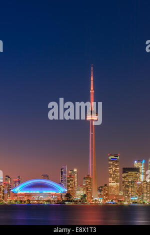 Famoso Skyline di Toronto con la CN Tower e il Rogers Centre dopo il tramonto preso da Toronto Islands. Foto Stock