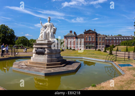 Statua della regina Victoria, Kensington Palace Gardens, Londra Foto Stock