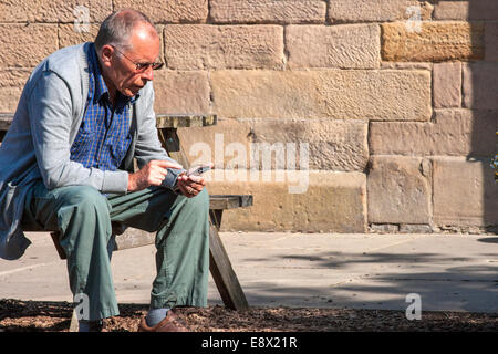 Senior utilizzando il telefono cellulare Foto Stock