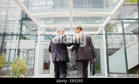 Imprenditori a piedi in ufficio edificio insieme Foto Stock