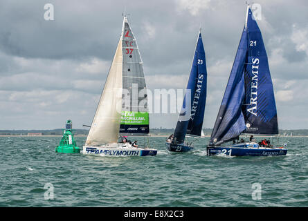 Chiudere yacht racing come essi round boa durante la Cowes Week regata nella Solent. Foto Stock