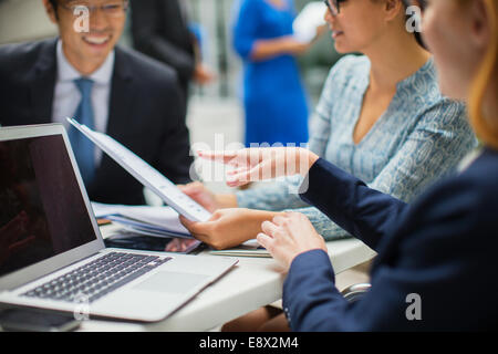 La gente di affari con sale riunioni in edificio per uffici Foto Stock