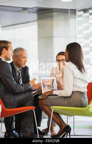 La gente di affari con sale riunioni in edificio per uffici Foto Stock
