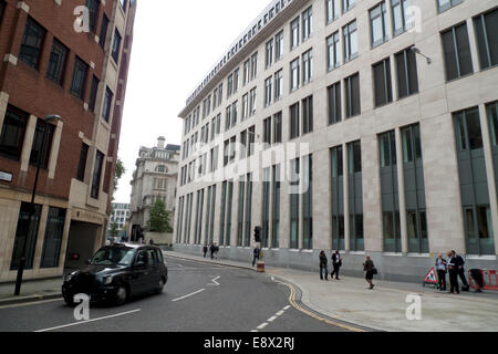 Londra REGNO UNITO. Il 15 ottobre 2014. Un taxi nero unità cabina passato il nuovo Barts Cancer Center building in Little Britain. KATHY DEWITT/Alamy Live News Foto Stock