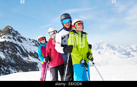 Famiglia sciare sulla cima della montagna Foto Stock