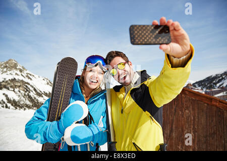 Paio di scattare una foto insieme nella neve Foto Stock