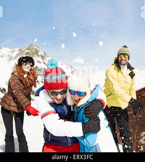 Gli amici di lotta con le palle di neve nella neve Foto Stock