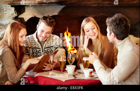 Amici ordinare del cibo al ristorante Foto Stock