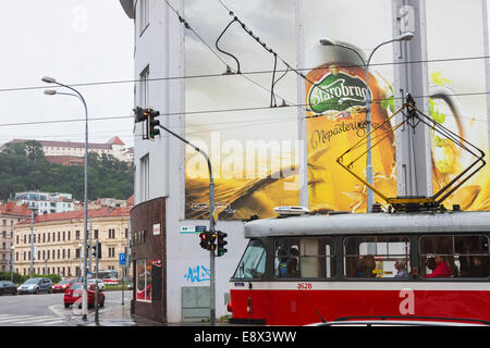 Starobrno birra billboard e tram in Brno, Repubblica Ceca Foto Stock