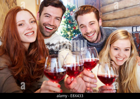 Gli amici la tostatura a vicenda con il vino Foto Stock