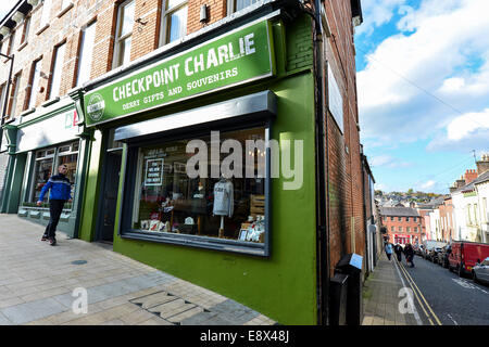 Stock Photo - Checkpoint Charlie souvenir shop, Derry, Londonderry, Irlanda del Nord. ©George Sweeney /Alamy Foto Stock