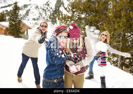 Famiglia avente snowball lottare insieme Foto Stock