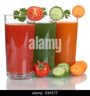Vegano sano di mangiare un succo vegetale da carote e pomodori, isolato su sfondo bianco Foto Stock