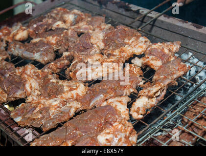 Primo piano dettaglio della carne di manzo bistecche per la cottura sulla griglia del barbecue Foto Stock