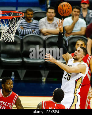 New Orleans, Louisiana, Stati Uniti d'America. 14 ottobre, 2014. New Orleans pellicani guard Austin fiumi (25) durante la seconda metà del gioco NBA tra Houston Rockets e il New Orleans pellicani al Smoothie King Center di New Orleans, Louisiana, il 14 ottobre 2014. New Orleans pellicani sconfitto Houston Rockets 117-98. © Cal Sport Media/Alamy Live News Foto Stock