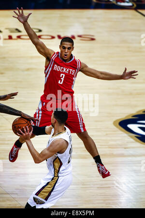 New Orleans, Louisiana, Stati Uniti d'America. 14 ottobre, 2014. New Orleans pellicani guard Austin fiumi (25) tentativi di dribbling attorno a Houston Rockets guard Nick Johnson (3) durante la seconda metà del gioco NBA tra Houston Rockets e il New Orleans pellicani al Smoothie King Center di New Orleans, Louisiana, il 14 ottobre 2014. New Orleans pellicani sconfitto Houston Rockets 117-98. © Cal Sport Media/Alamy Live News Foto Stock