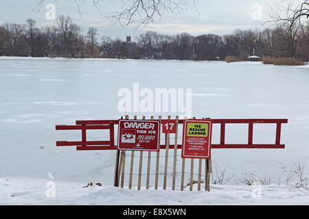 Pericolo ghiaccio sottile di avvertimento sulla prospettiva Parco Lago di Brooklyn Foto Stock