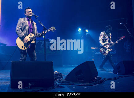 Manic Street predicatori eseguire live alla Brixton Academy dotata di: manic street predicatori dove: Londra, Regno Unito quando: 11 Apr 2014 Foto Stock