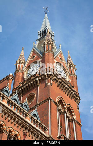 Torre dell'orologio della stazione di St Pancras e Renaissance Hotel Marriott Foto Stock