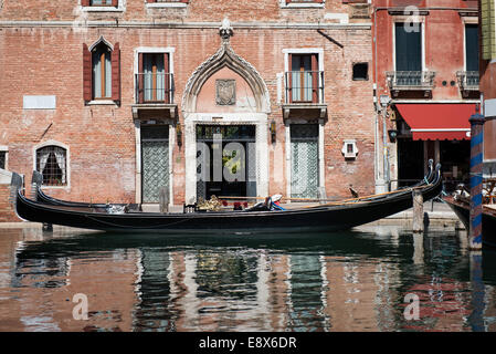 Ormeggiato in gondola sul Canal a Venezia, Italia Foto Stock