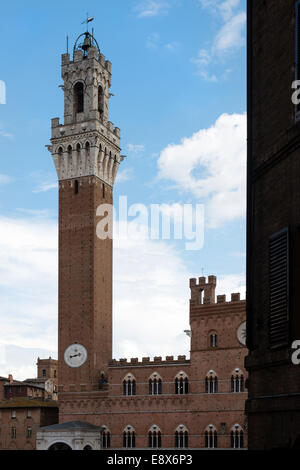 Torre del Mangia si vede dalle strade di Siena, Italia Foto Stock