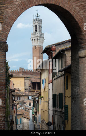 Torre del Mangia si vede dalle strade di Siena, Italia Foto Stock