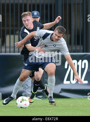 Washington, DC, Stati Uniti d'America. 15 ottobre, 2014. Georgetown centrocampista Josh Turnley (11) battaglie per rompere passato provvidenza centrocampista Julian Gressel (24) nel primo semestre al campo di Shaw a Washington. La provvidenza ha sconfitto Georgetown, 2-0. Credito: Chuck Myers/ZUMA filo/Alamy Live News Foto Stock