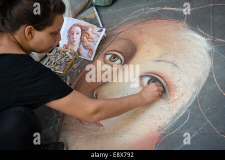 Firenze, Italia - 15 settembre 2014: artista pittura volto di Venere (da Botticelli) sulla pavimentazione mediante chalk, Firenze, Italia Foto Stock