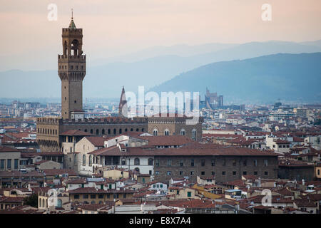 Il Palazzo Vecchio una massiccia fortezza Romanico Palace si trova nel centro di Firenze, Italia Foto Stock