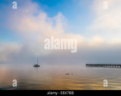 Vashon Island, Washington: ormeggiato in barca a vela e pier nella nebbia di compensazione sul tramp Harbour Foto Stock