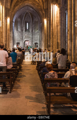 La Messa domenicale nella chiesa dell'abbazia di San Vittore di Marsiglia. Foto Stock