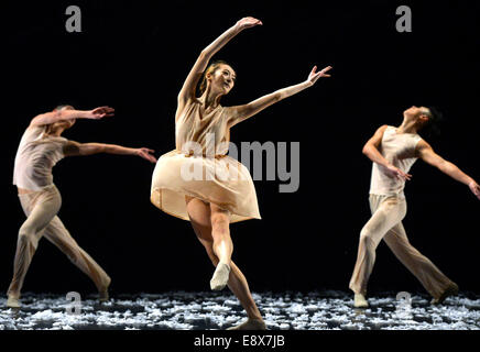 New York, Stati Uniti d'America. 15 ottobre, 2014. Ballerini di Beijing Dance Theatre in anteprima l'erba selvatica per la media di New York, Stati Uniti, dal 15 ottobre 2014. L'erba selvatica, ispirato le poesie di Lu Xun, uno dei più famosi Cinese moderno scrittore e poeta, è presentato per celebrare singoli la volontà di perseverare in un ambiente ostile. Credito: Wang Lei/Xinhua/Alamy Live News Foto Stock