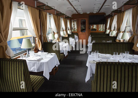 Budapest, Ungheria. 16 ottobre, 2014. Una carrozza ristorante del Golden Eagle Danubio Express treno di lusso è visto presso la Stazione Ferroviaria Occidentale di Budapest, Ungheria, dal 15 ottobre 2014. Golden Eagle Danubio Express tirato fuori Budapest la Stazione Ferroviaria Ovest su Ott. 15, dando dei calci a fuori di un 13-giorno di 7.000 chilometri di percorso a Teheran, Iran. La tariffa è di 10.000 a 15.000 dollari USA. Il treno si compone di 13 rinnovato vecchie automobili di lusso, i quali sono tutti i pezzi del museo. Credito: Xinhua/Alamy Live News Foto Stock