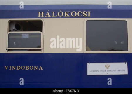 Budapest, Ungheria. 16 ottobre, 2014. La piastra del Golden Eagle Danubio Express treno di lusso è visto sul treno alla Stazione Ferroviaria Occidentale di Budapest, Ungheria, dal 15 ottobre 2014. Golden Eagle Danubio Express tirato fuori Budapest la Stazione Ferroviaria Ovest su Ott. 15, dando dei calci a fuori di un 13-giorno di 7.000 chilometri di percorso a Teheran, Iran. La tariffa è di 10.000 a 15.000 dollari USA. Il treno si compone di 13 rinnovato vecchie automobili di lusso, i quali sono tutti i pezzi del museo. Credito: Xinhua/Alamy Live News Foto Stock