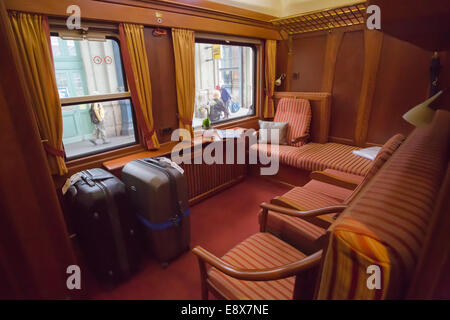 Budapest, Ungheria. 16 ottobre, 2014. Un vagone letto del Golden Eagle Danubio Express treno di lusso è visto presso la Stazione Ferroviaria Occidentale di Budapest, Ungheria, dal 15 ottobre 2014. Golden Eagle Danubio Express tirato fuori Budapest la Stazione Ferroviaria Ovest su Ott. 15, dando dei calci a fuori di un 13-giorno di 7.000 chilometri di percorso a Teheran, Iran. La tariffa è di 10.000 a 15.000 dollari USA. Il treno si compone di 13 rinnovato vecchie automobili di lusso, i quali sono tutti i pezzi del museo. Credito: Xinhua/Alamy Live News Foto Stock