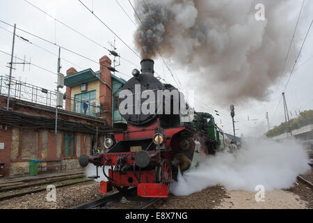 Budapest, Ungheria. 16 ottobre, 2014. Golden Eagle Danubio Express treno lusso lascia la stazione ferroviaria occidentale di Budapest, Ungheria, dal 15 ottobre 2014. Golden Eagle Danubio Express tirato fuori Budapest la Stazione Ferroviaria Ovest su Ott. 15, dando dei calci a fuori di un 13-giorno di 7.000 chilometri di percorso a Teheran, Iran. La tariffa è di 10.000 a 15.000 dollari USA. Il treno si compone di 13 rinnovato vecchie automobili di lusso, i quali sono tutti i pezzi del museo. Credito: Xinhua/Alamy Live News Foto Stock