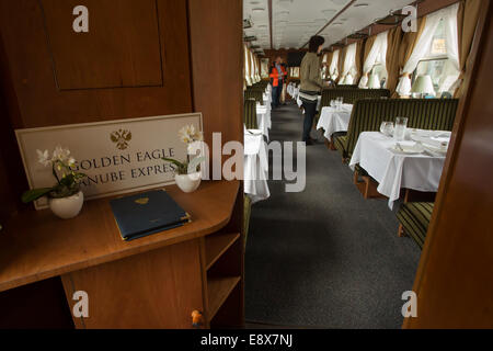 Budapest, Ungheria. 16 ottobre, 2014. Una carrozza ristorante del Golden Eagle Danubio Express treno di lusso è visto presso la Stazione Ferroviaria Occidentale di Budapest, Ungheria, dal 15 ottobre 2014. Golden Eagle Danubio Express tirato fuori Budapest la Stazione Ferroviaria Ovest su Ott. 15, dando dei calci a fuori di un 13-giorno di 7.000 chilometri di percorso a Teheran, Iran. La tariffa è di 10.000 a 15.000 dollari USA. Il treno si compone di 13 rinnovato vecchie automobili di lusso, i quali sono tutti i pezzi del museo. Credito: Xinhua/Alamy Live News Foto Stock