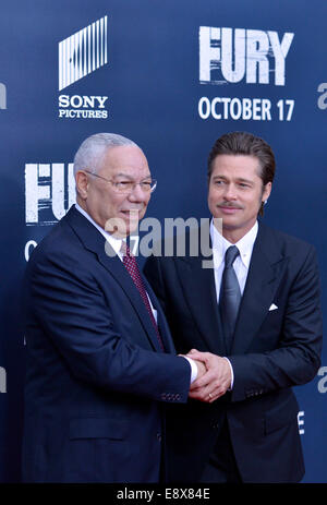 Washington, DC, Stati Uniti d'America. 15 ottobre, 2014. Attore Brad Pitt (R) ed ex U.S. Il segretario di Stato Colin Powell partecipare al World premiere per Pitt è di nuovo film 'furia' in Washington, DC, Ottobre 15, 2014. Credito: Yin Bogu/Xinhua/Alamy Live News Foto Stock