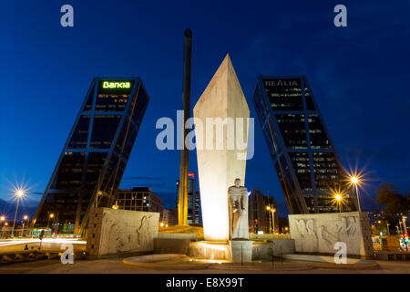 Monumento in Plaza de Castilla, Madrid, Spagna di notte Foto Stock