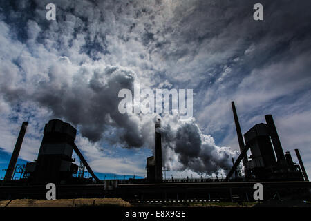 Un mulino di acciaio in Australia emettendo un pennacchio di fumo o vapore Foto Stock