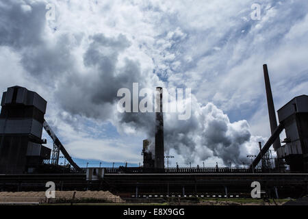 Un mulino di acciaio in Australia emettendo un pennacchio di fumo o vapore Foto Stock